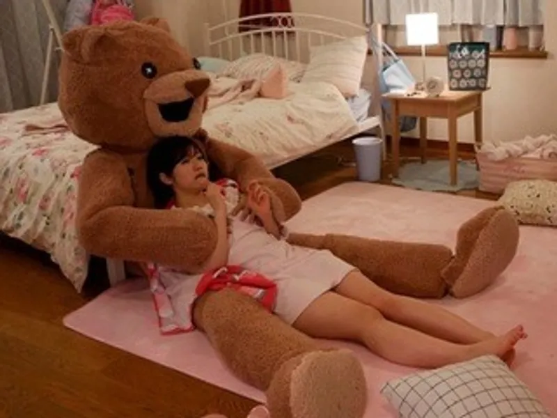 Chú em người yêu nhồi bông và em học sinh nữ ngây thơ