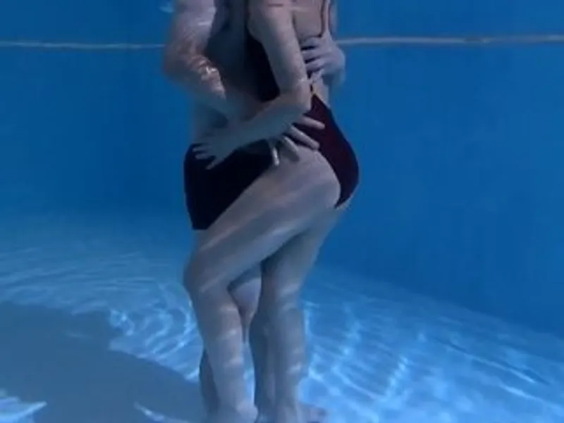 Anh xã lạnh nhạt, vợ yêu địt nhau với hlv dạy bơi