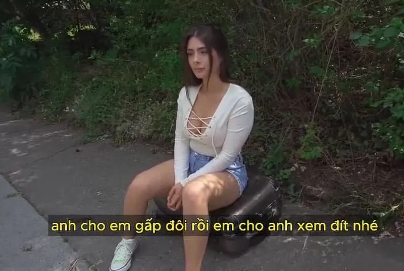 Anh zai tốt bụng giúp đỡ bướm đang gặp khó khăn